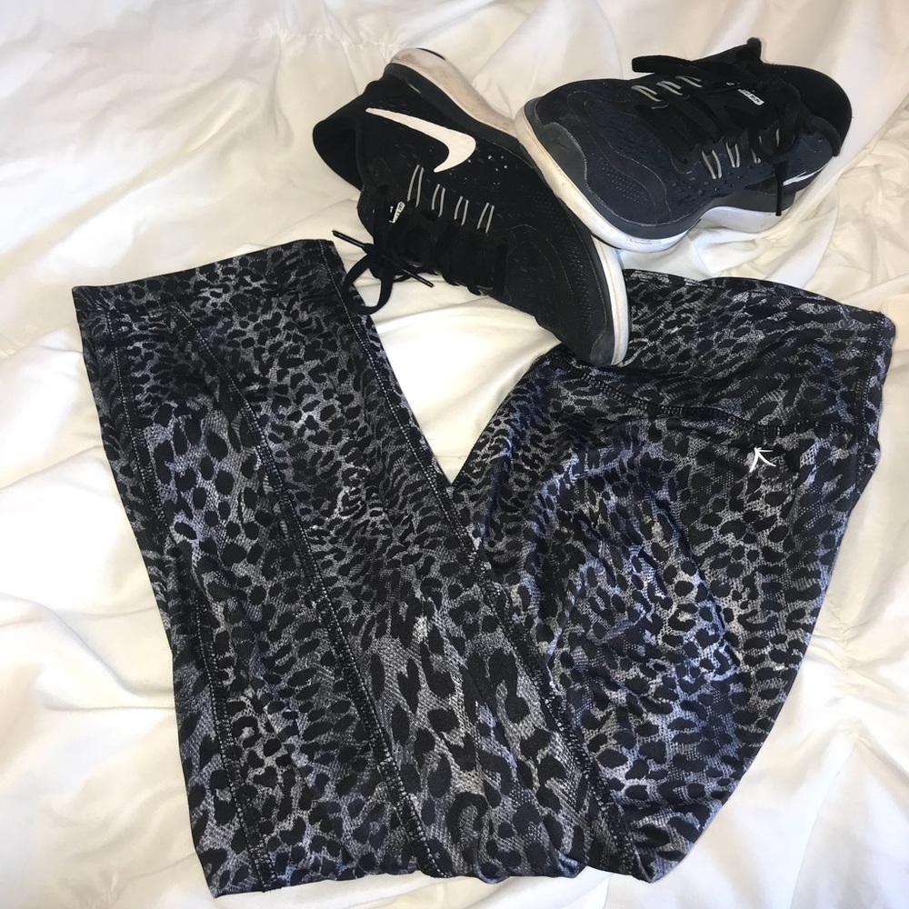 like new! grey leopard cropped leggings